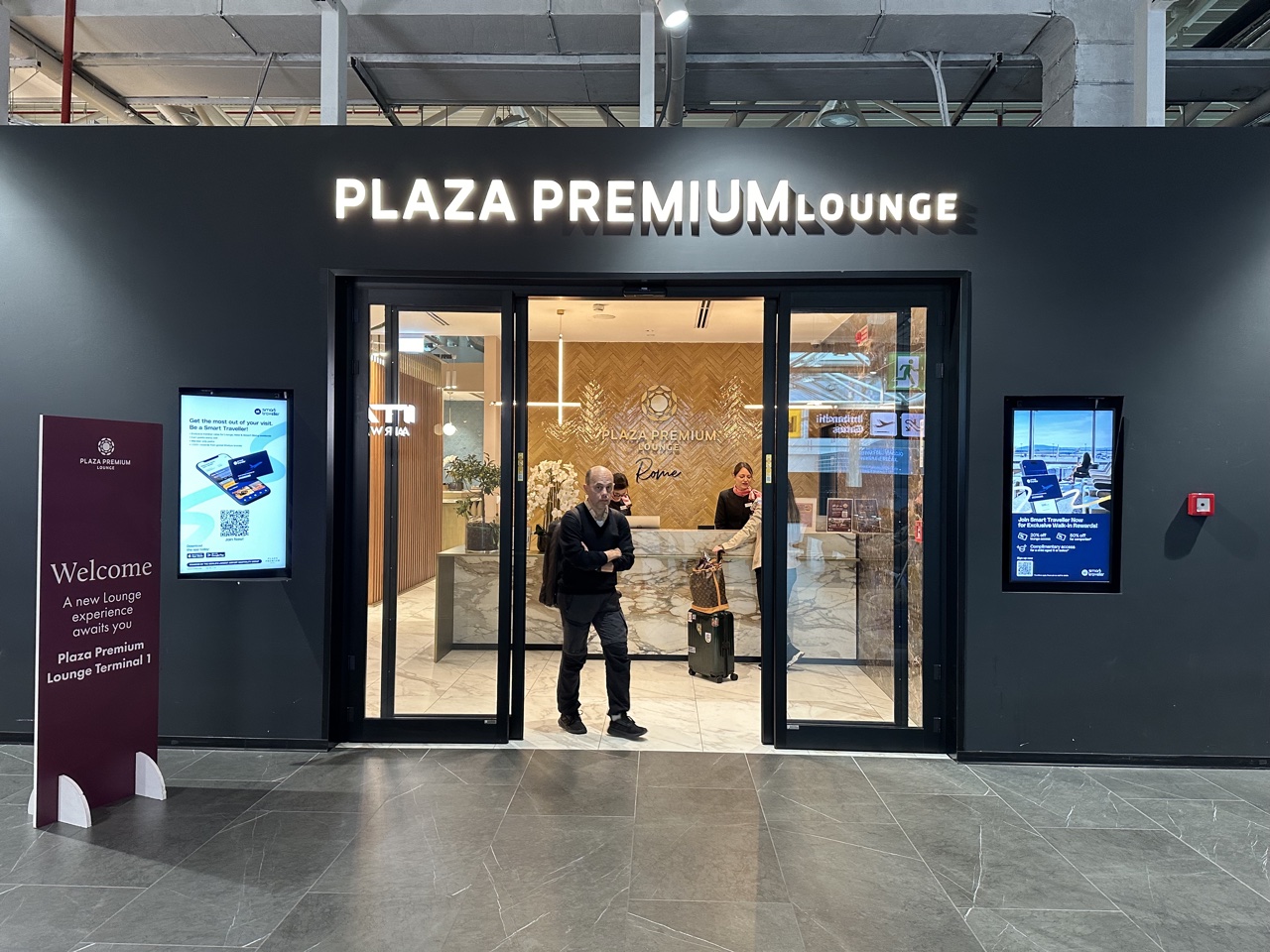 plaza premium lounge rome entrance