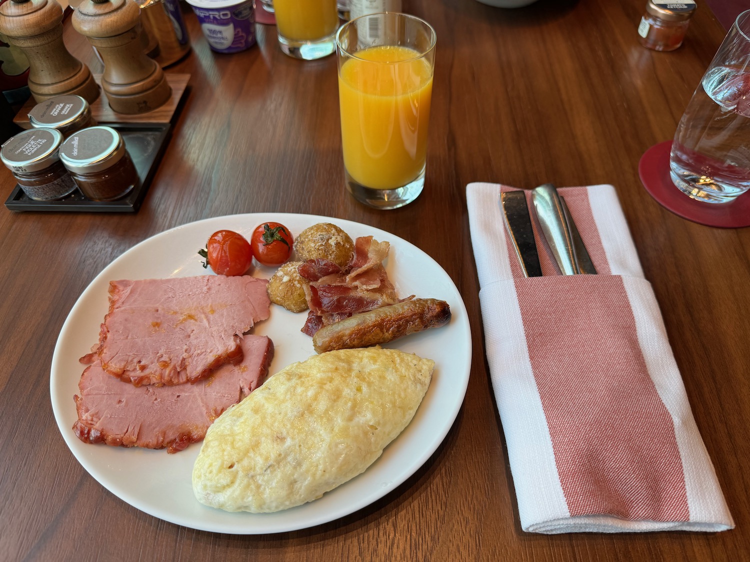 a plate of food and a glass of juice