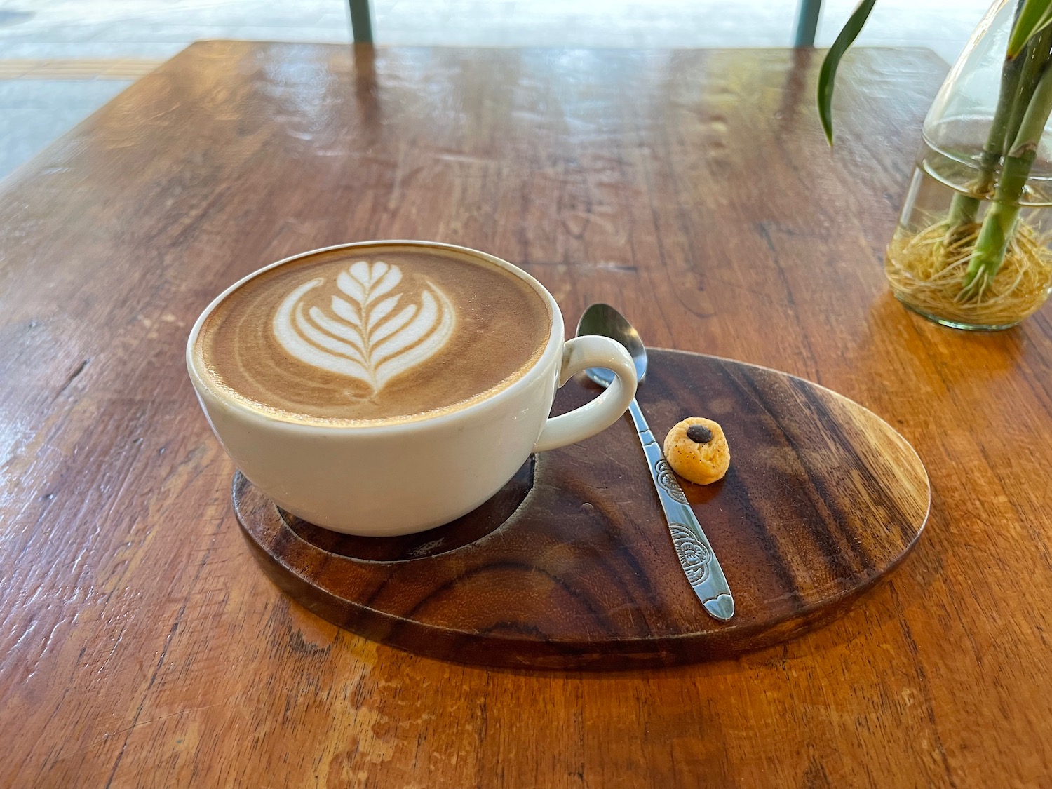 a cup of coffee with a leaf design on top of it