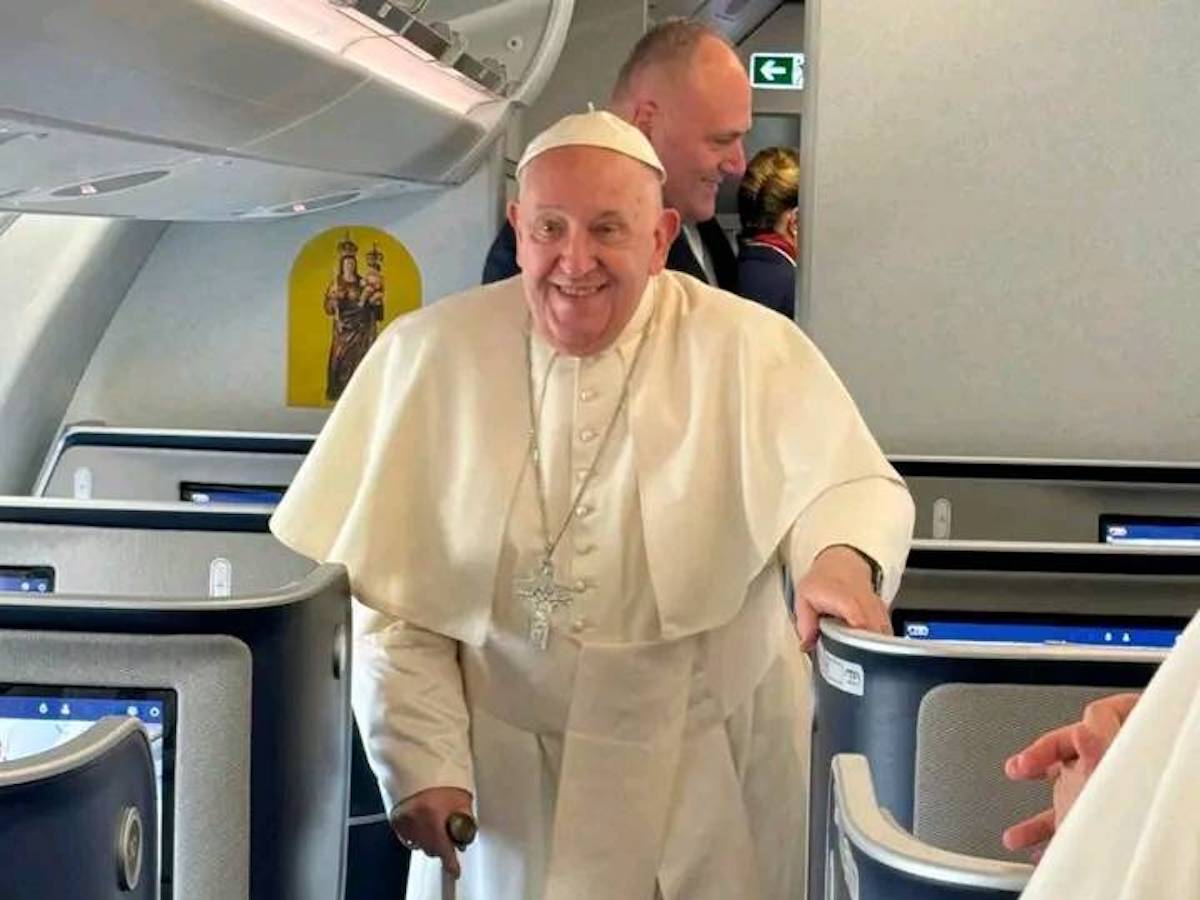 Flying With The Pope On ITA Airlines – Reside and Let’s Fly