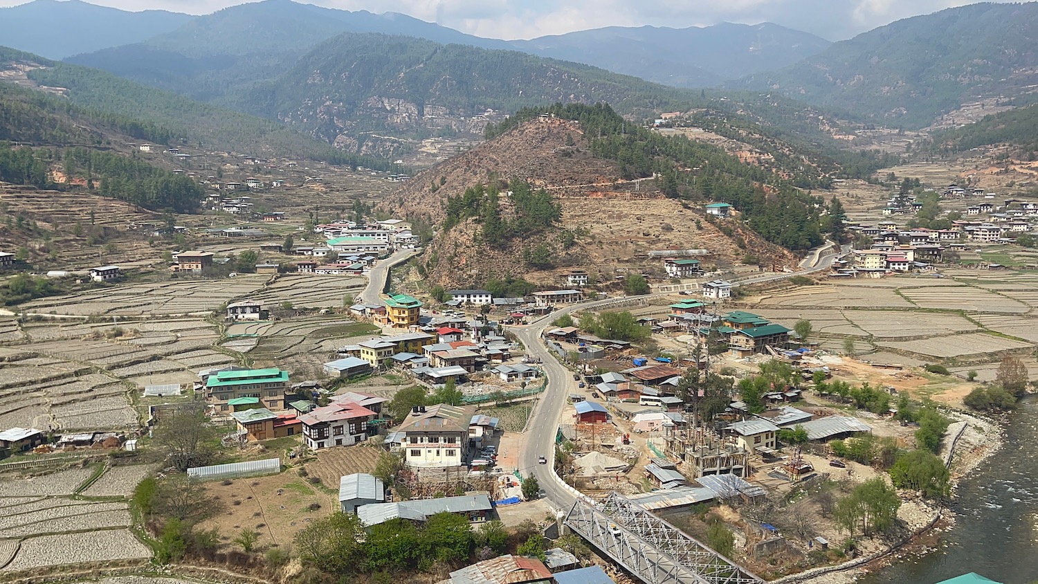 a town with many buildings and mountains