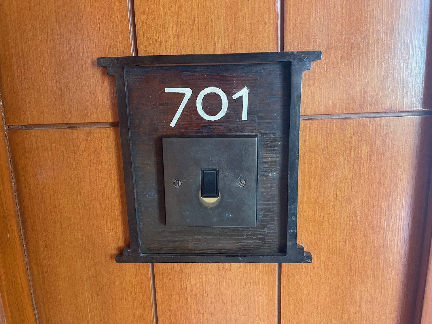 a light switch on a wall