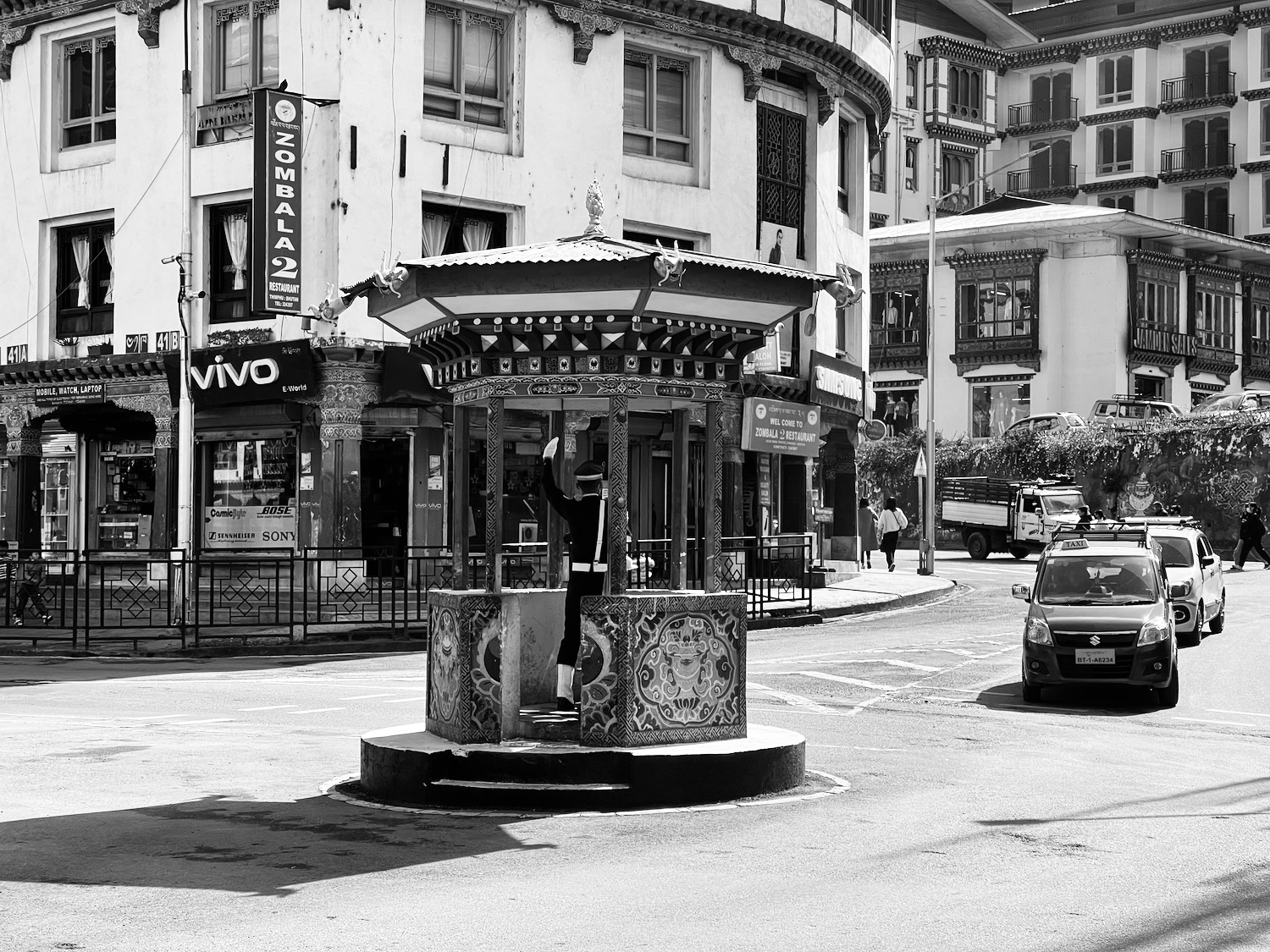 a black and white photo of a well in a city