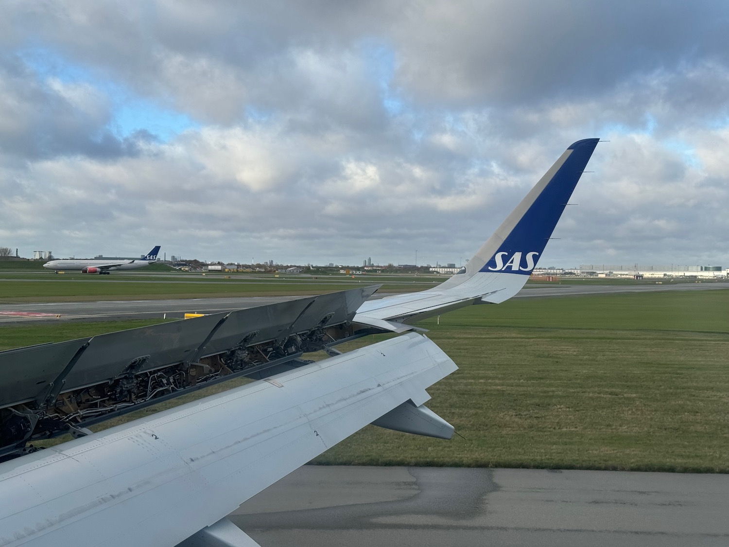 an airplane wing on a runway