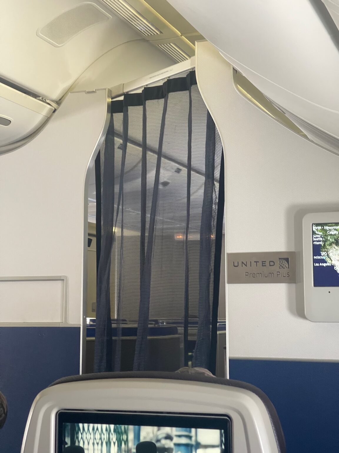 Review: United Airlines 777-200 Premium Economy - Live and Let's Fly