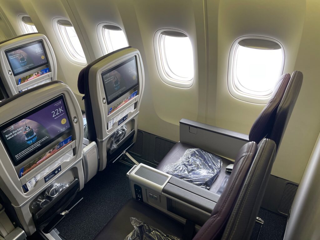 Review: United Airlines 777-200 Premium Economy - Live and Let's Fly