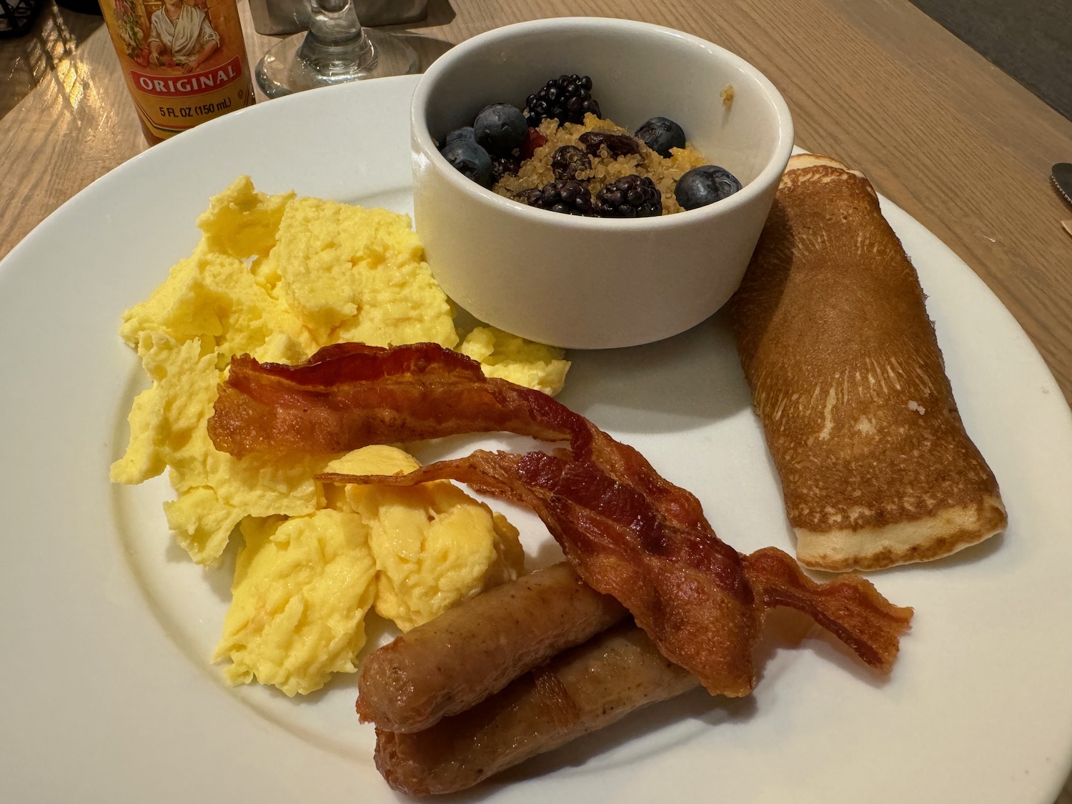 a plate of breakfast food