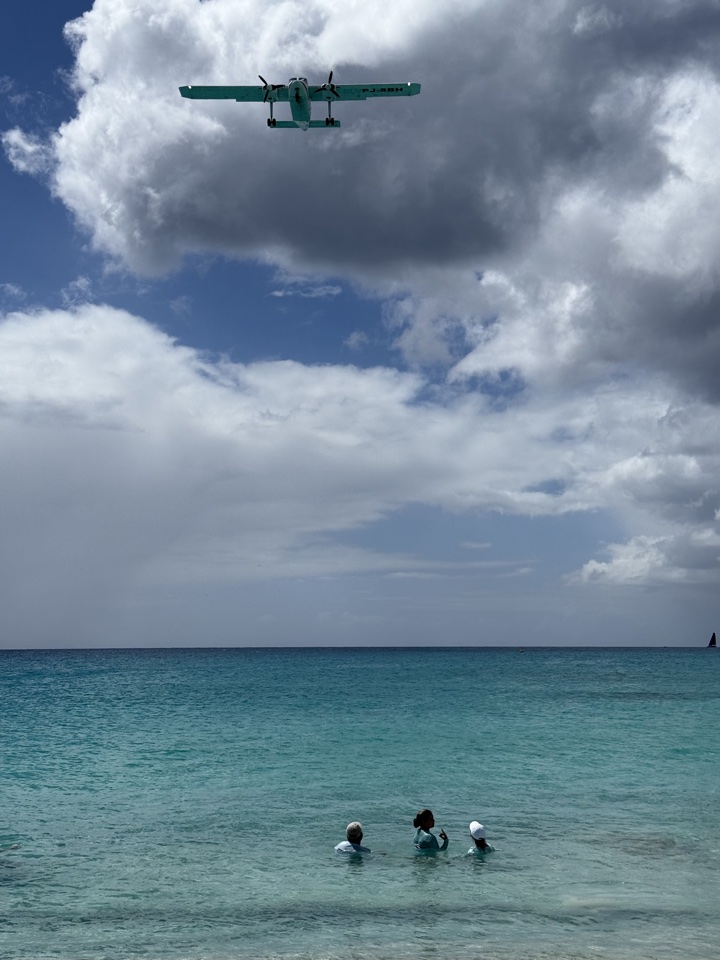 maho beach small plane landing overhead