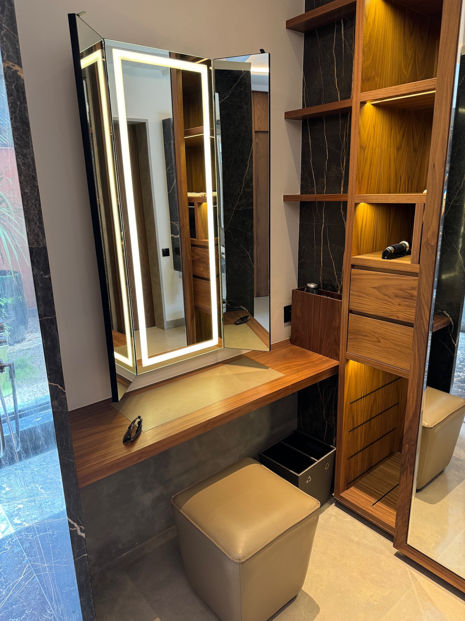 a mirror in a room