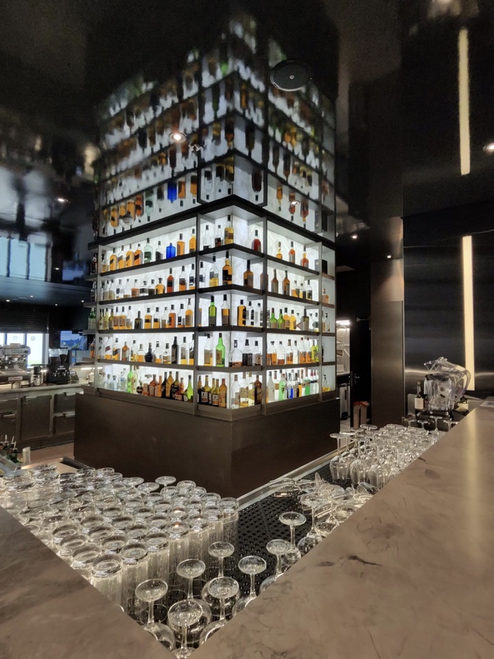 scenic-cruises-lobby-bar-eclipse-1