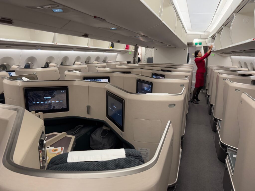 review-cathay-pacific-a350-1000-business-class-live-and-let-s-fly