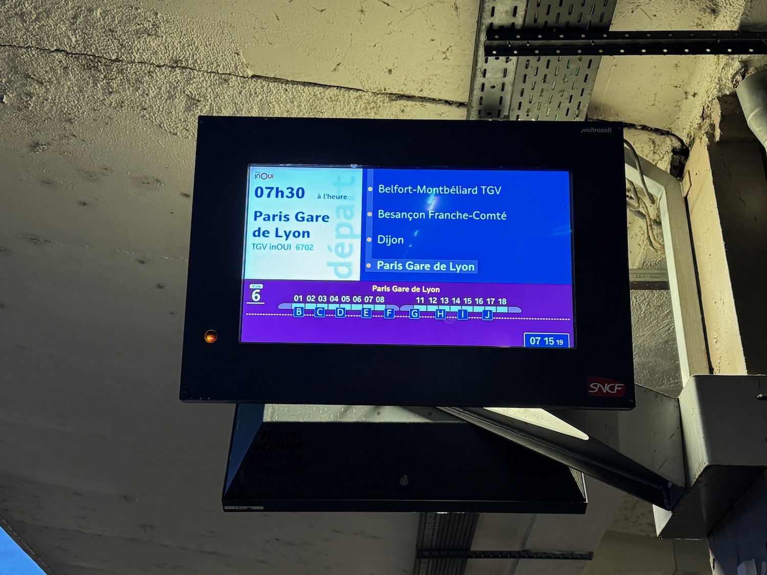 a screen with a blue and white screen