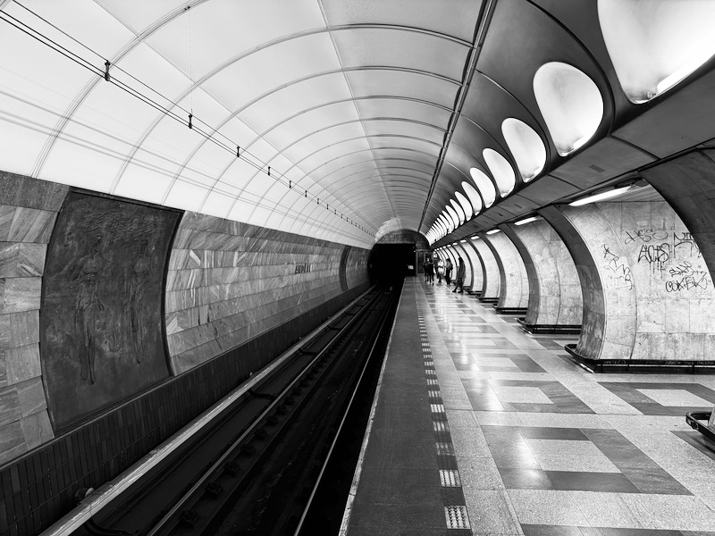 a train tracks in a subway