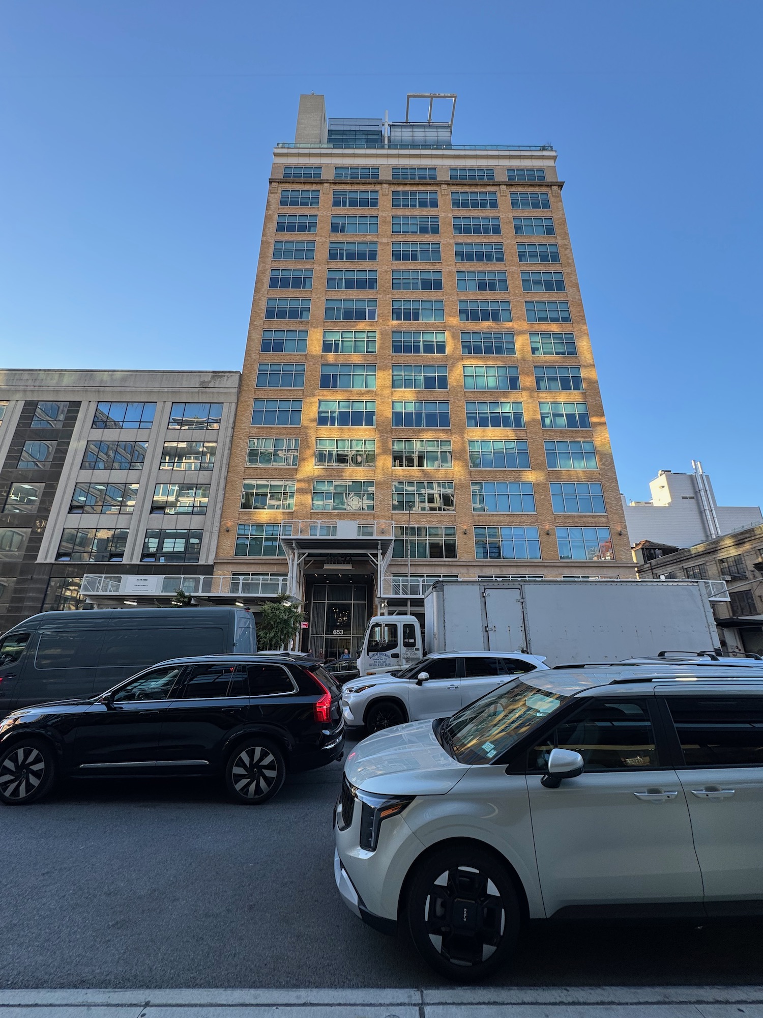 a group of cars parked in front of a tall building