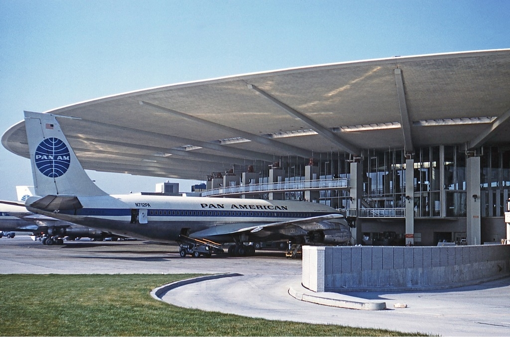 pan am hotel JFK terminal, credit Jon Proctor via WikiCommons