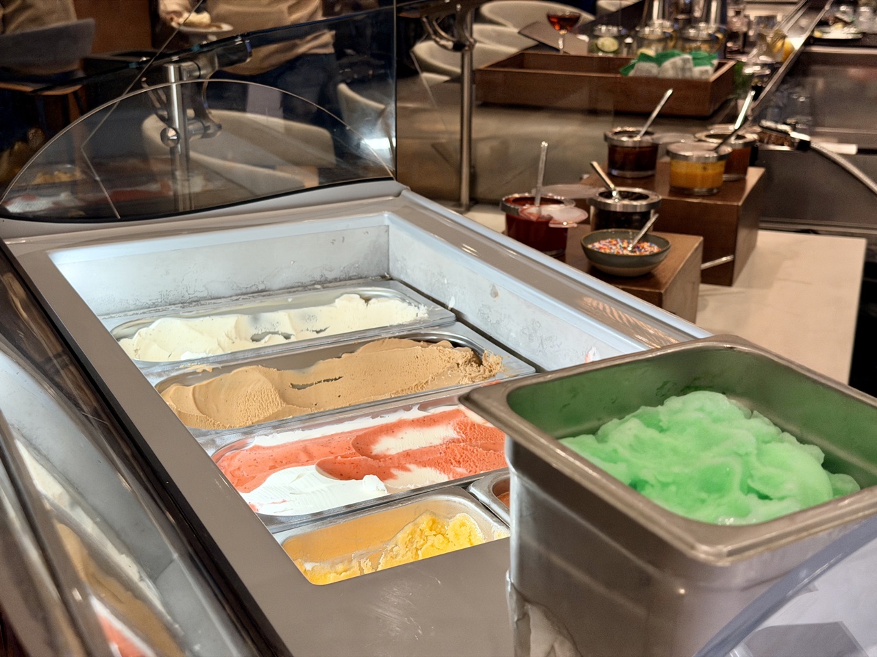 American Airlines Lounge Philadelphia flagship ice cream