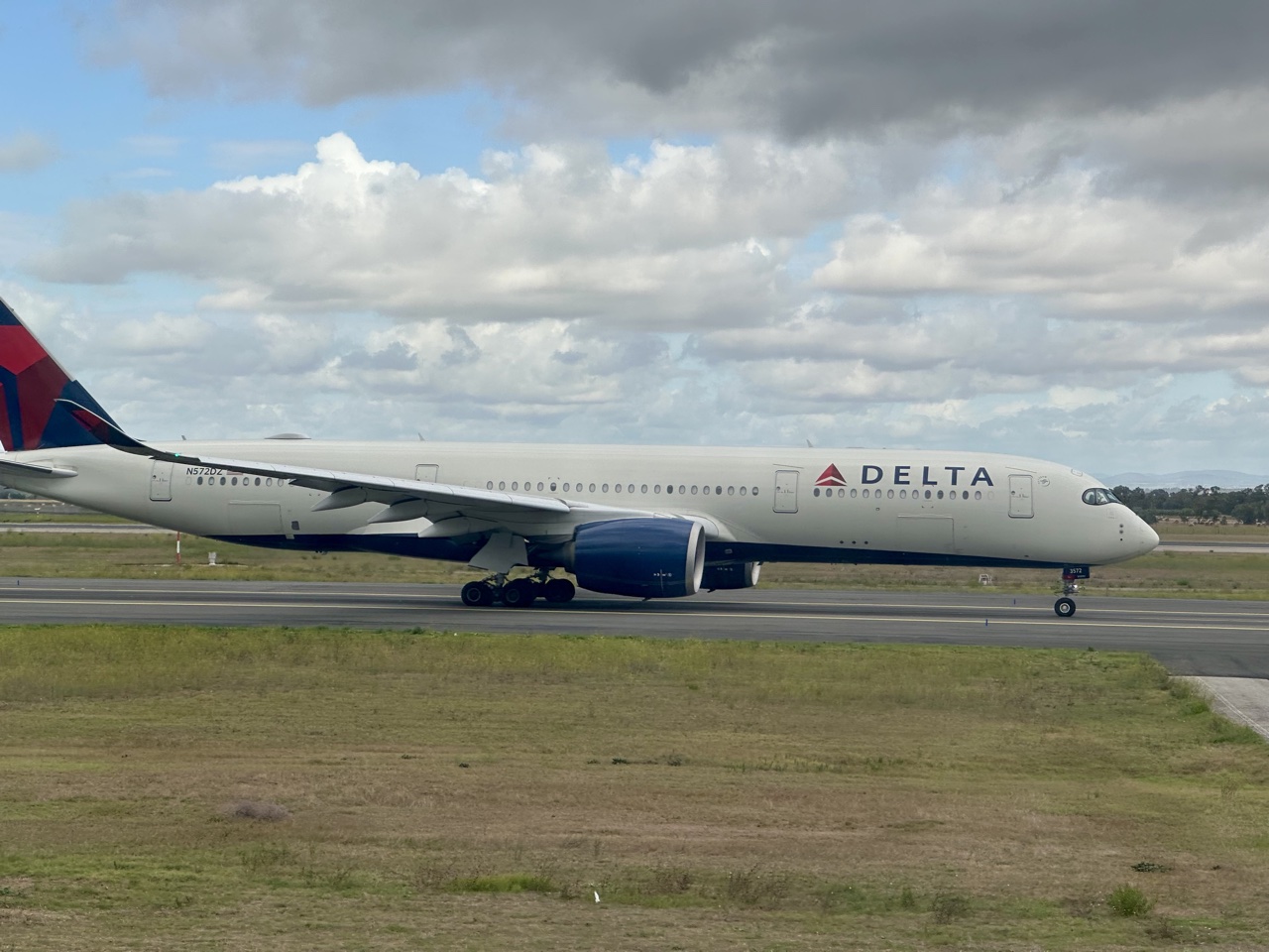 Delta-Air-Lines-Airbus-A350-900-taxiing-in-Rome