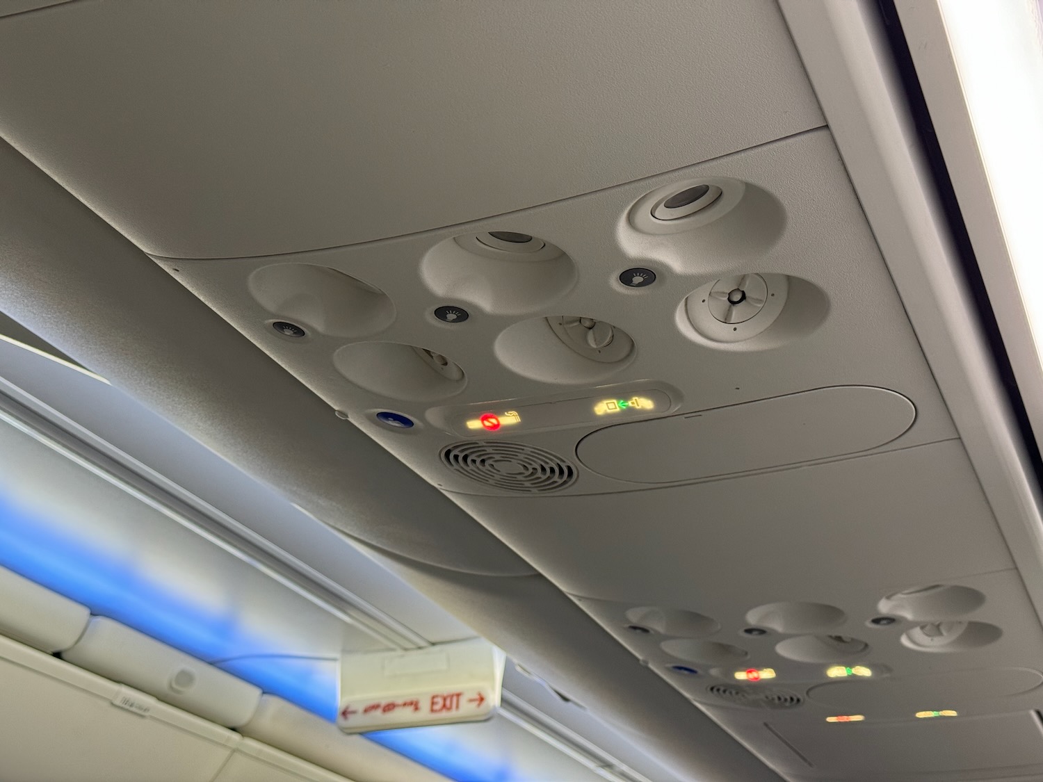 an airplane overhead light