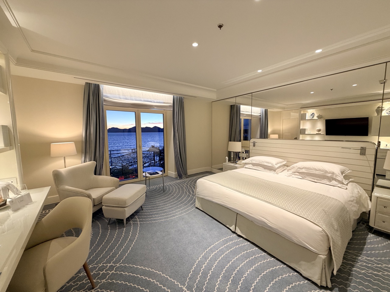 Hyatt Hotel Martinez Cannes France king deluxe wide