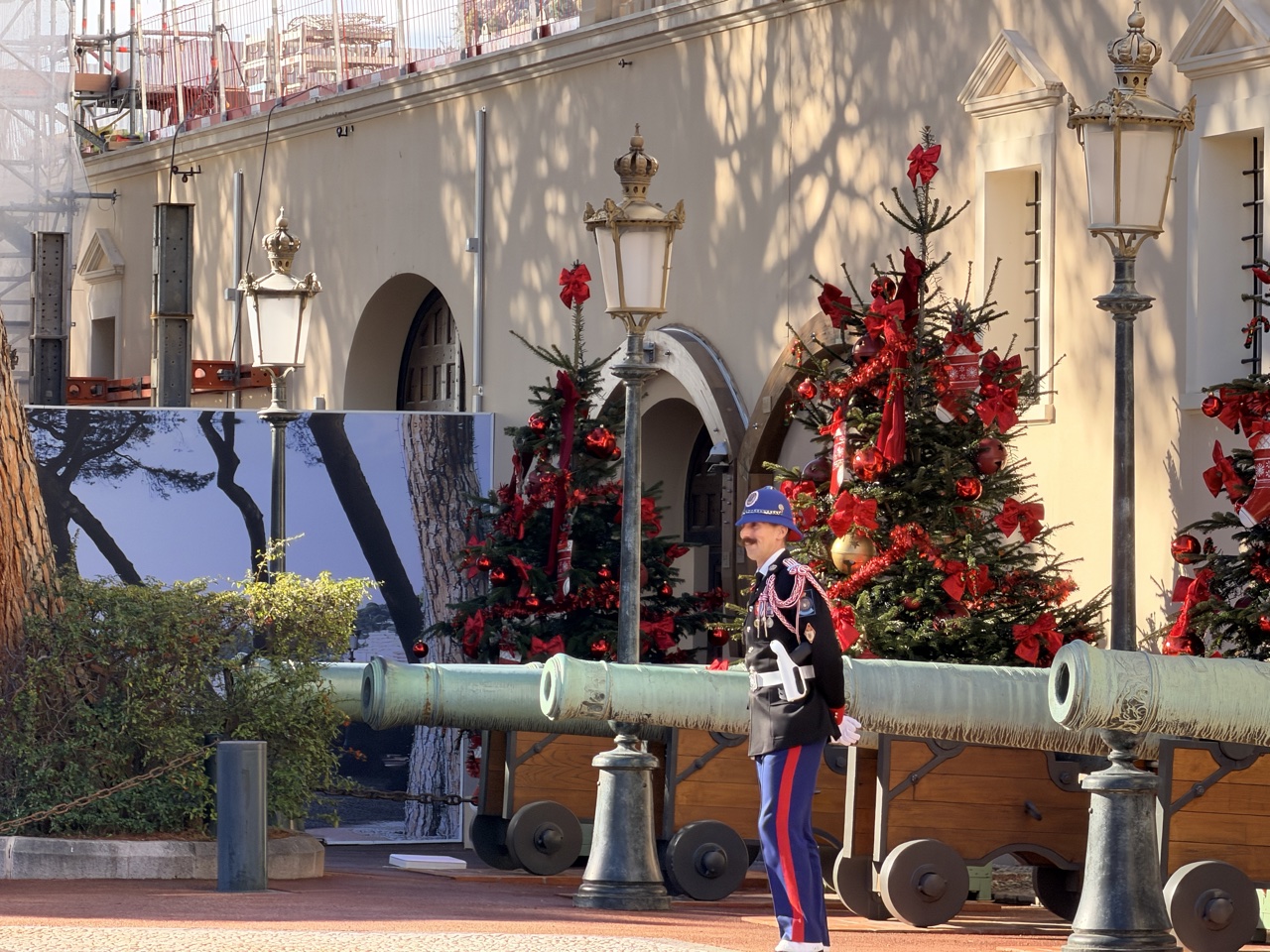 Monte Carlo Monaco palace guard canons