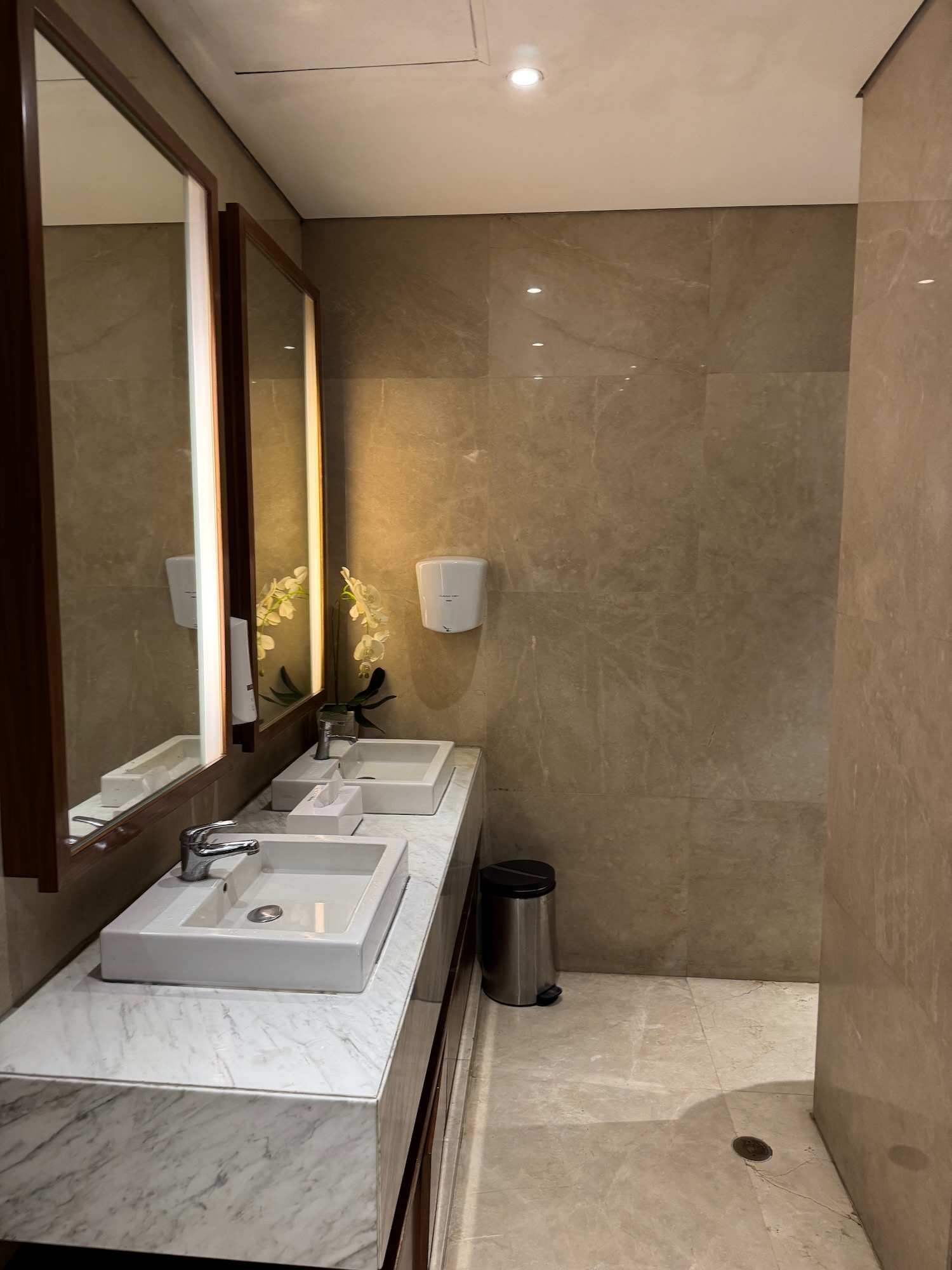 a bathroom with marble countertop sinks and a mirror