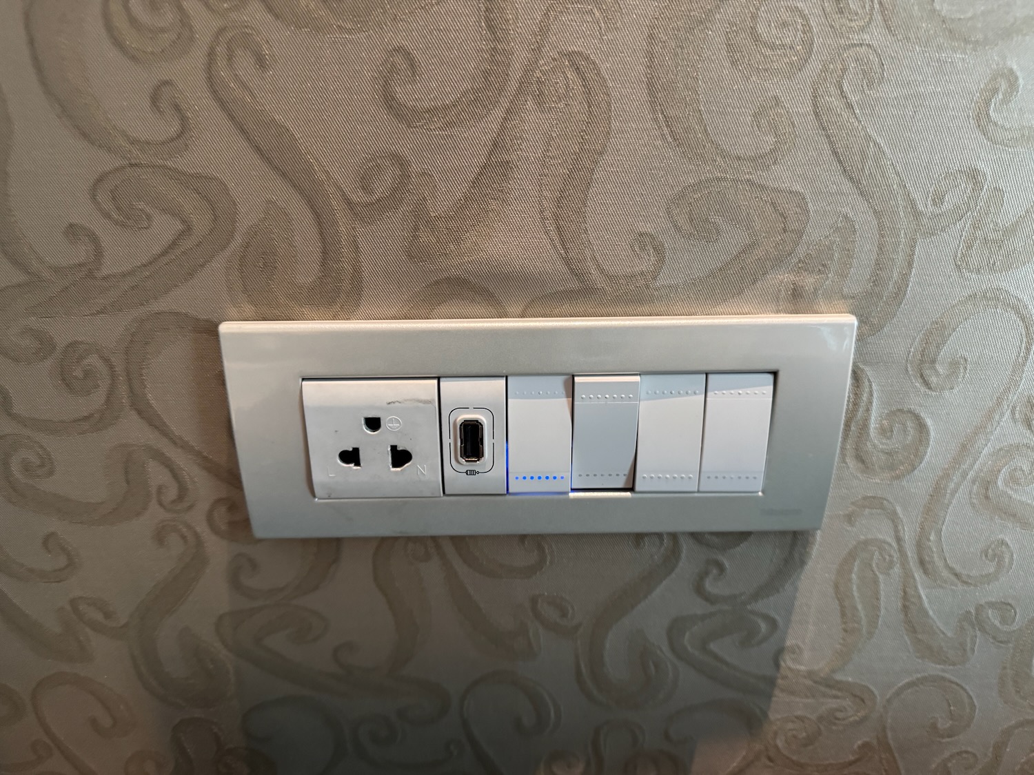 a light switch on a wall