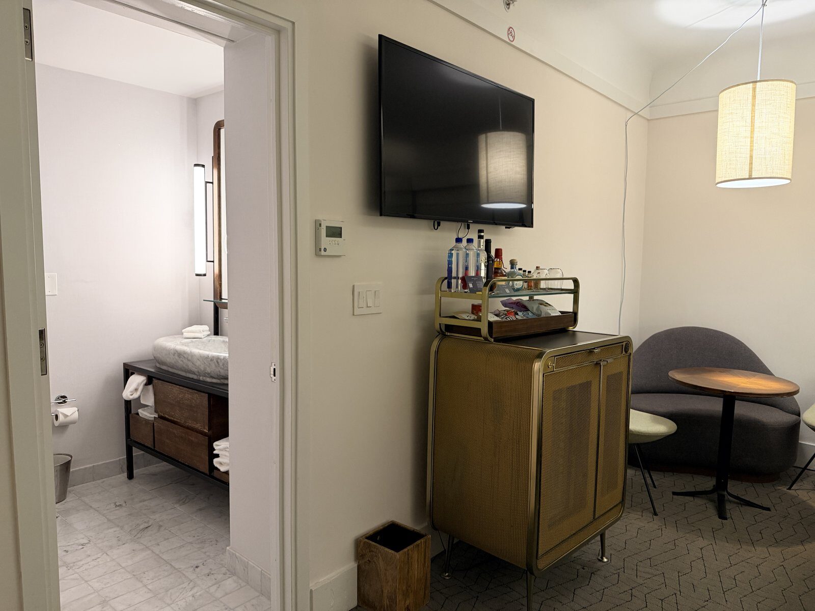 Queen deluxe tv wall bathroom entry at Hotel Seville Nomad