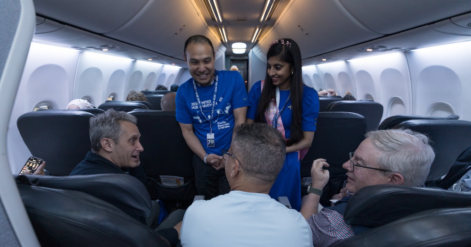 TravelWireDaily — 70 United Airlines AVGeeks Flew To All 7 Hubs In One Day, And United Went All In