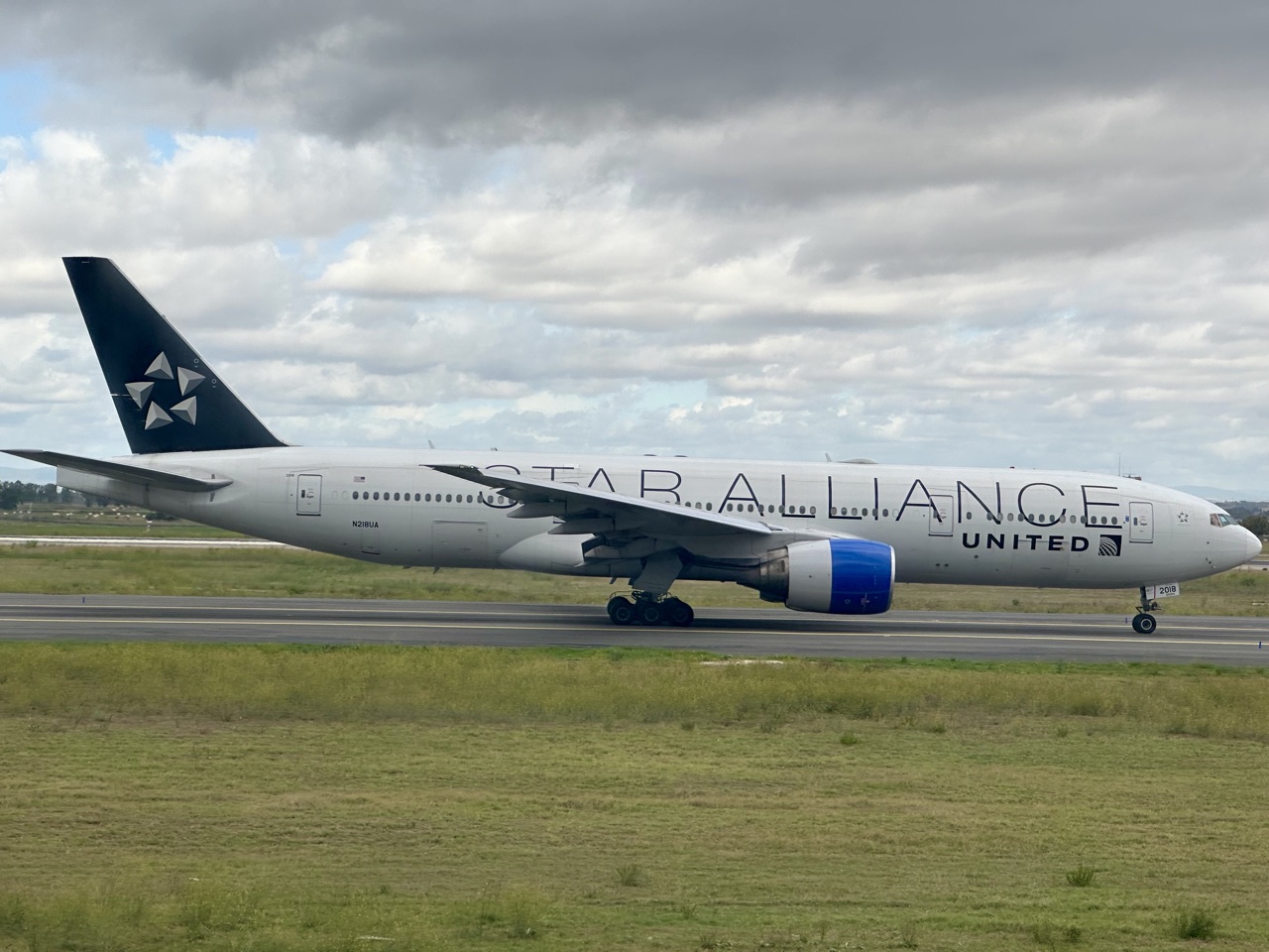 star link airline United Airlines Star Alliance livery Boeing 777-200 in Rome