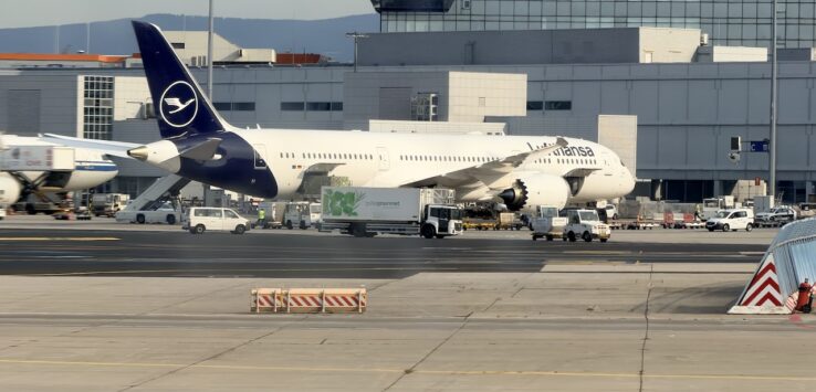 european airports frankfurt germany lufthansa boeing 787-9