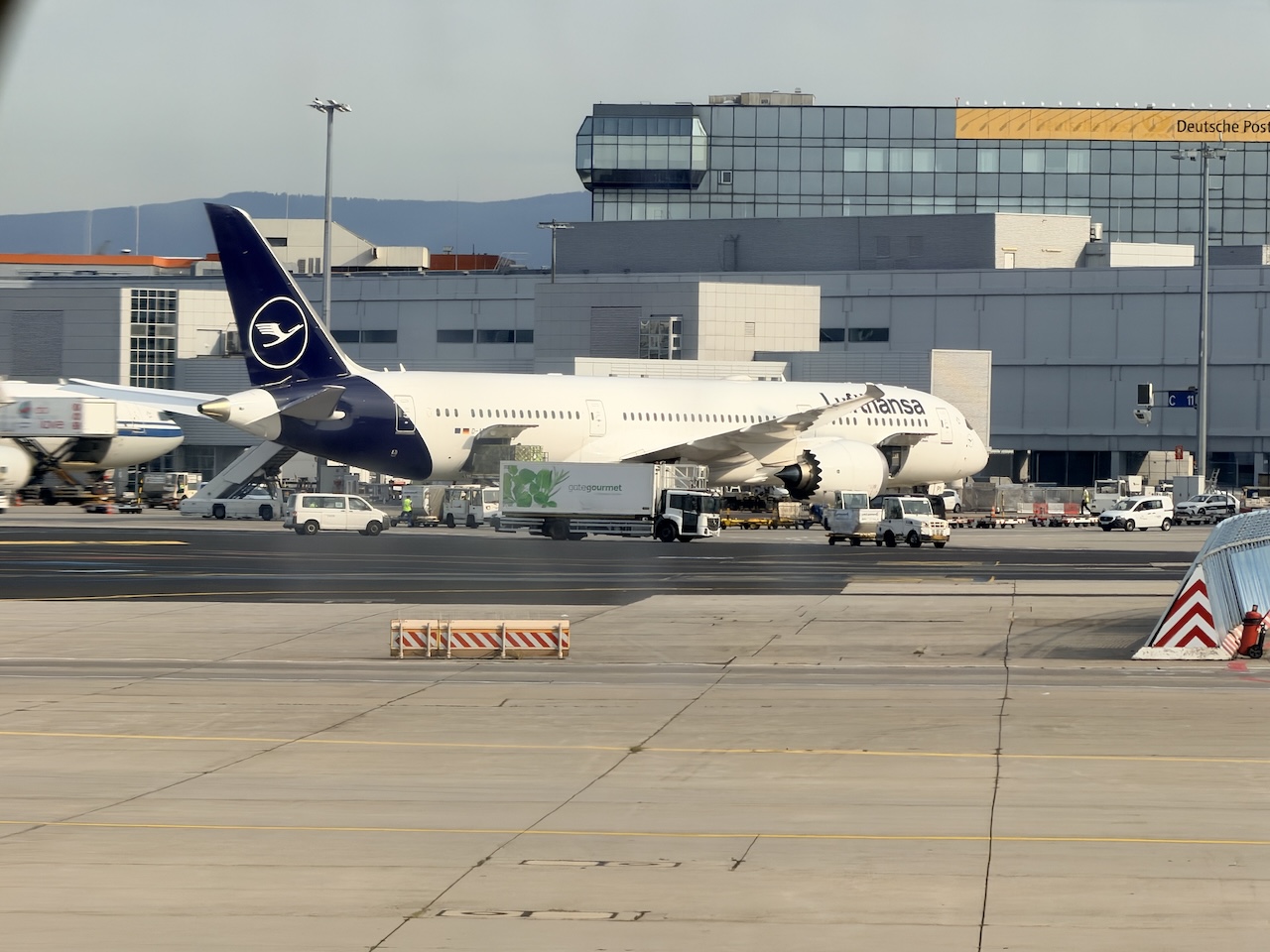 european airports frankfurt germany lufthansa boeing 787-9